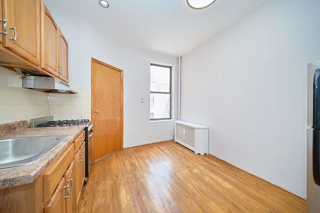 Photo - 501 1/2 W 43rd St