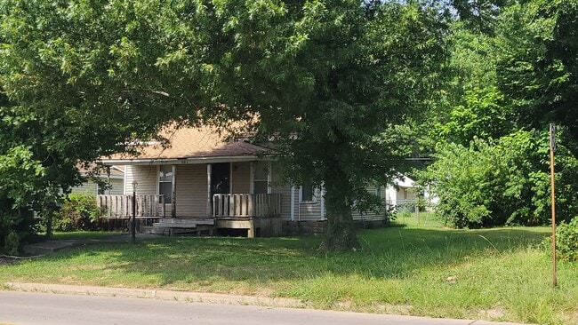Building Photo - 2 bedroom 1 bath Rental