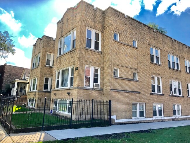 Building Photo - 5041 W Dickens Ave Rental