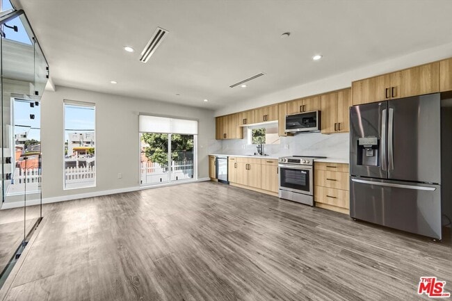 Building Photo - 1309 N Sycamore Ave