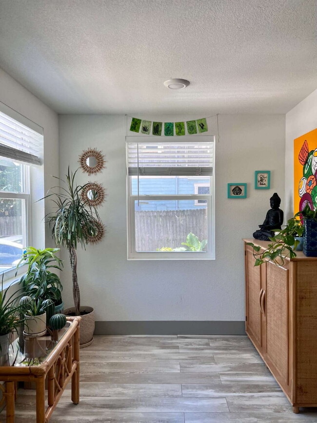 Photo - "Charming 2-Bed, 2-Bath Gem in the Heart of St. Petersburg – 1100 Sq. Ft. of Comfort!"