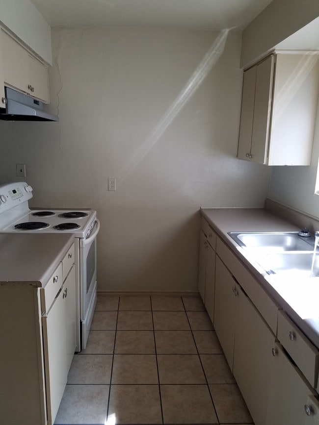 Building Photo - 605 Bustamante St Rental
