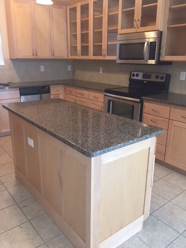 Photo - Lake Estates 4 bed 2.5 bath 3 car garage home! Unit 6225