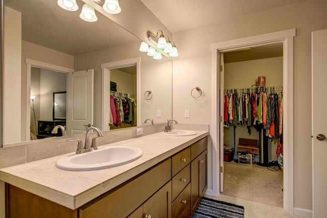 Photo - Sequoia Village Townhome-3 Bd/2.5 Ba-Blt.2016