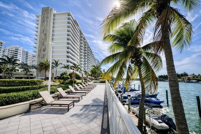 Building Photo - 5600 Collins Ave Unit 4E
