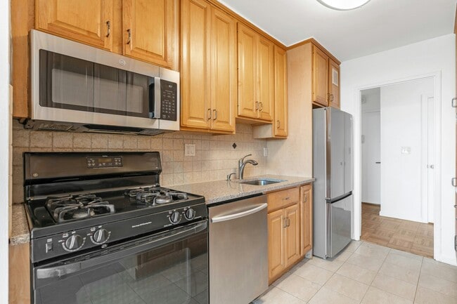 Building Photo - 2000 Linwood Ave Unit # 7K