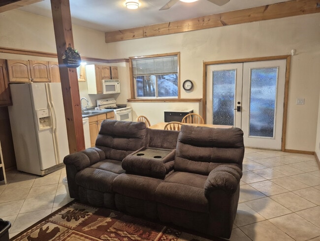 Building Photo - 17 King Arthur Dr Unit B