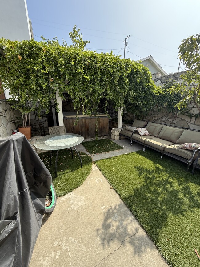 714 N Maria Ave