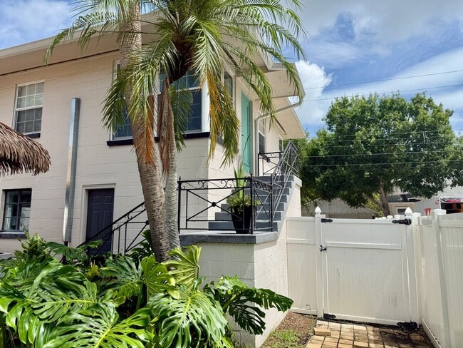 Building Photo - Fully furnished 1/1 Apartment Old NE