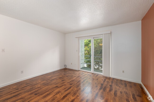 2BR, 1BA - 700SF