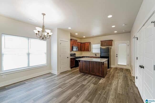 Photo - 915 Maple Trce