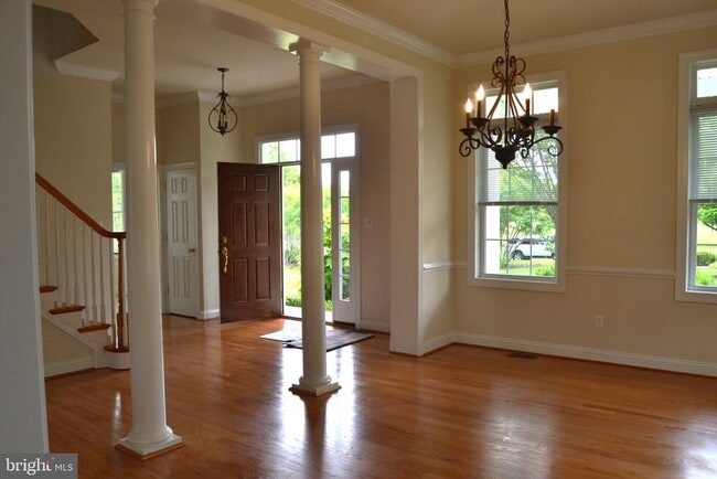 Building Photo - 806 Wren Ln