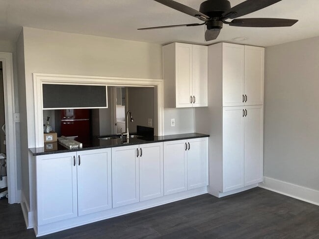 Photo - White House Apartments