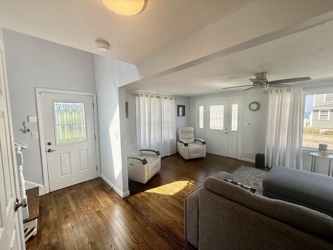 Photo - 735 Sea St