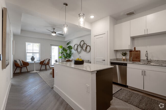 1BR, 1BA - 665SF
