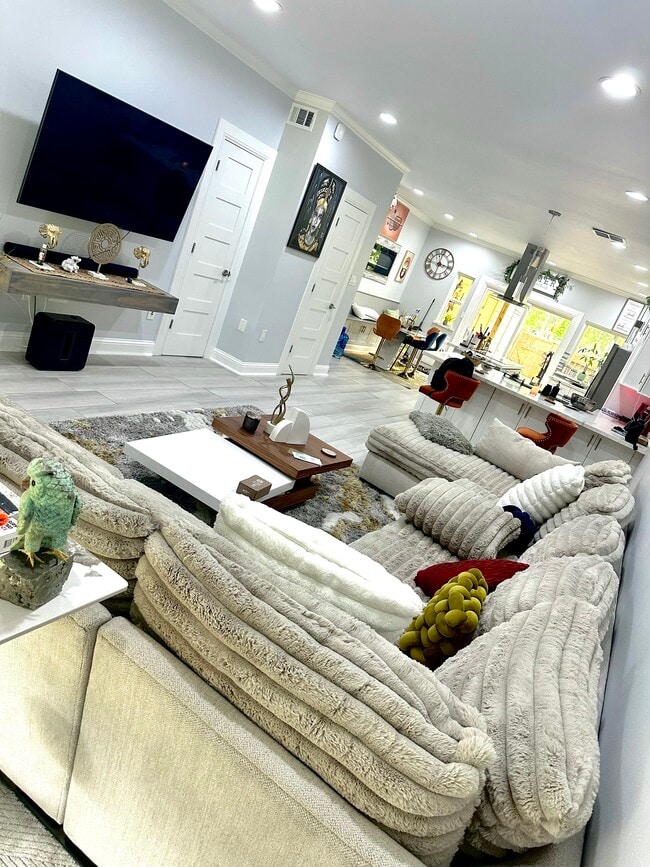 Photo - 811 Threadneedle St