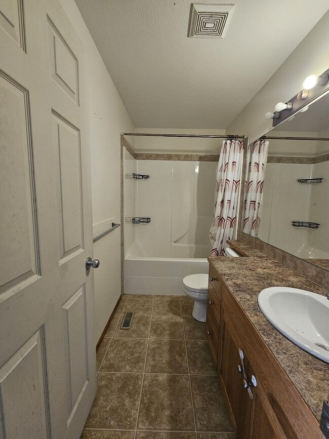 Photo - Townhouse in Lacombe