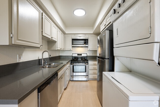 2BR, 2BA - 1100SF - Kitchen