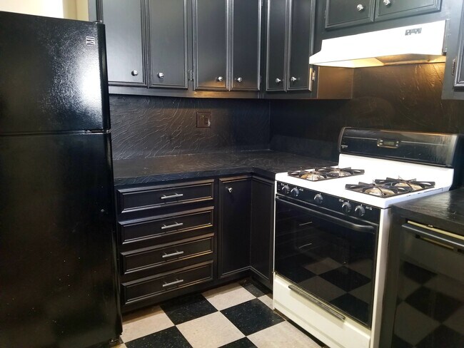 Kitchen - 1806 Banks St Unit #4