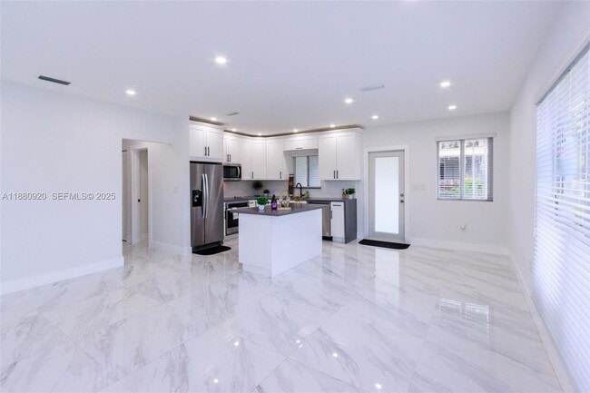 Photo - 320 NE 172nd St