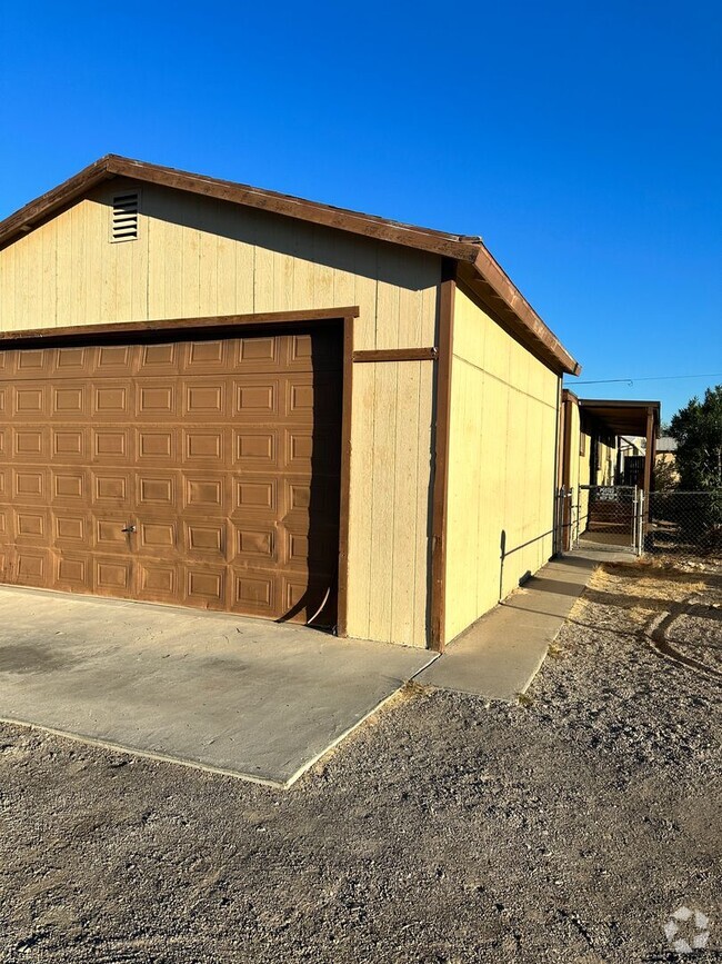 Building Photo - 3 Plus Bonus Room Rental