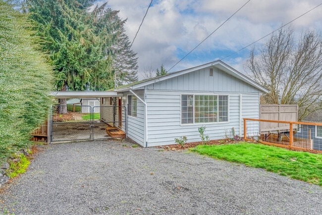 LARGE FOUR BEDROOM HOME WITH TWO KITCHENS