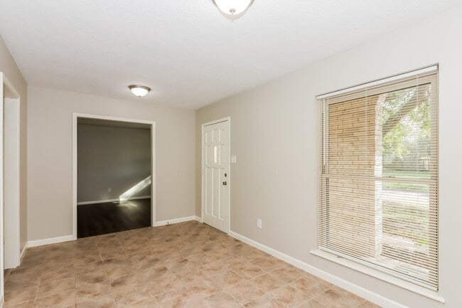 Photo - 2104 Yorktown Ct S
