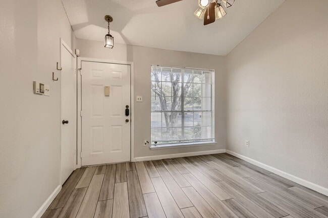 Photo - 1015 E Yager Ln Unidad 141