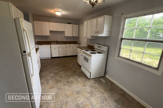 Building Photo - 610 N Bradner Ave
