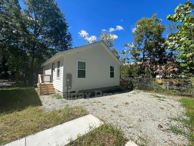 Photo - 2109 Hart St