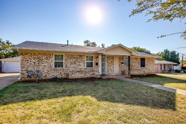 Building Photo - Cozy 2-Bed Duplex Available for Immediate ...