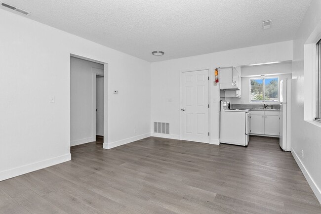 Photo - 1 bedroom 1 bathroom upstairs 4 plex unit available 05/18/2026 Unit Davis-135 Davis - 2