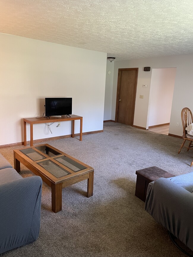 Sala de estar/Comedor - 1055 W 10th St Unidad 1055