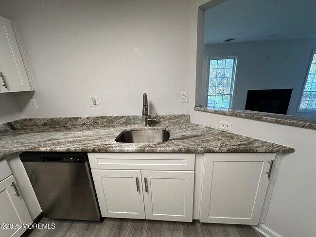 Photo - 373 Yorkshire Pl