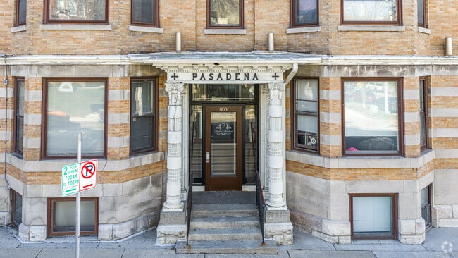 Entrada - Pasadena Apartments