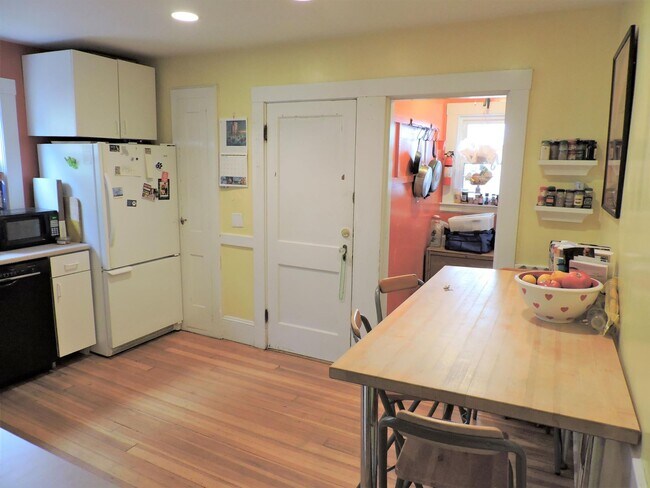 84 Henry St Unit 1