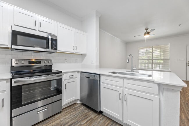 1BD, 1BA - 810SF - Kitchen