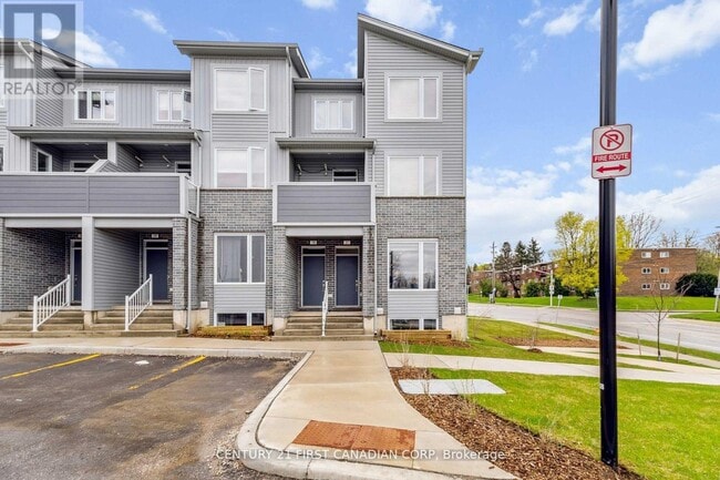 Photo - 990 Deveron Crescent