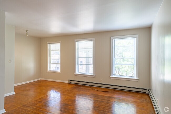 1BR, 1BA - 750SF - Living Area - 669 Potomac Ave Unit 1