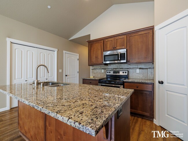Beautiful 4 Bedroom W/ Custom Feel! - Beautiful 4 Bedroom W/ Custom Feel! Townhome