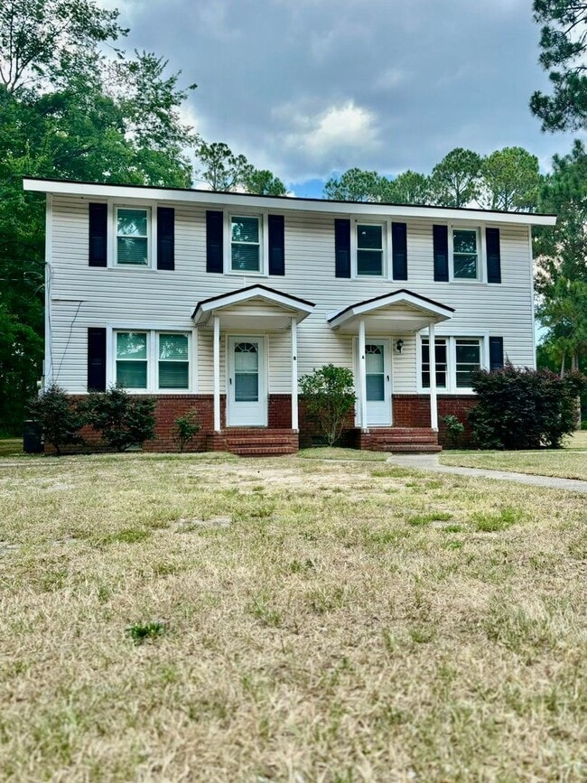 Building Photo - WELCOME TO THIS NEWLY RENOVATED 3-BEDROOM ... Unit 3 Country Squire Court A Rental