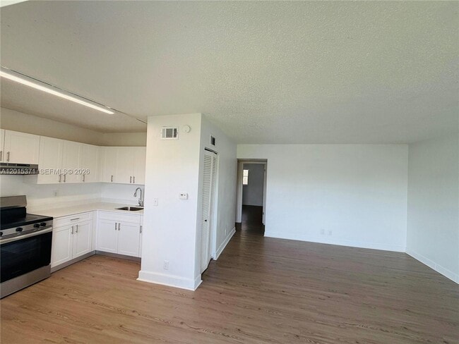 Building Photo - 351 NW 42nd Ct Unit 205