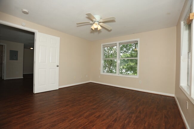 Building Photo - 256 E Pecan Ln