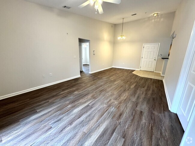 Building Photo - Lovely 3BR/2BA Westside Condo