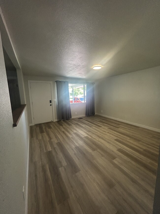 Photo - 1635 E 5th N