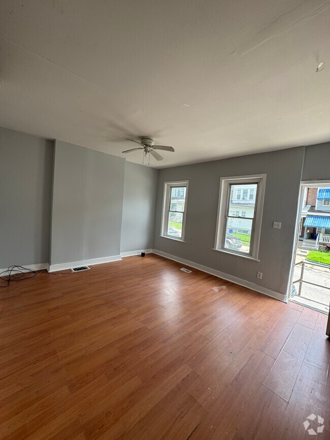 Building Photo - 483 E Penn St Rental