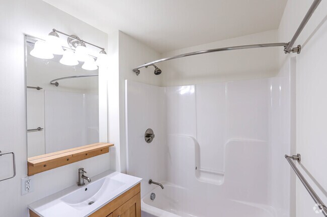 Park 87 - 3BR, 2BA - 1175SF - Secondary Bathroom