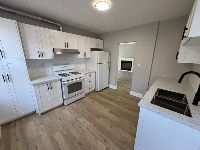 Photo - Renovated 2 Bedroom on Locke St South Unité 5