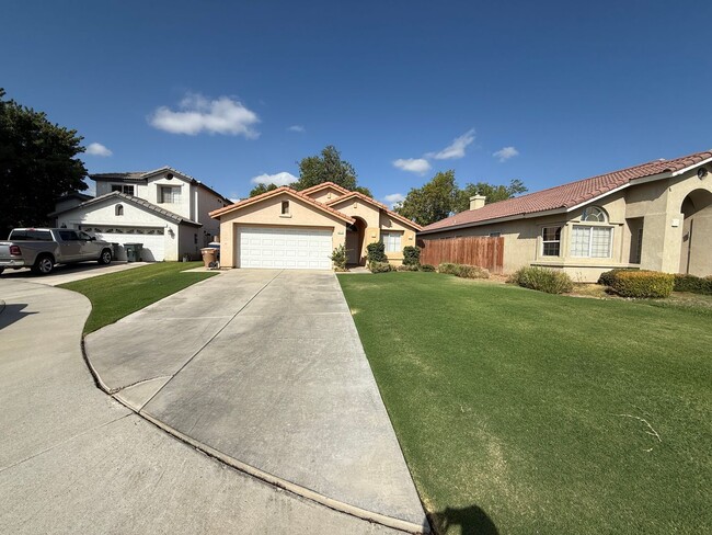 Building Photo - Single-Story 3 Bed, 2 Bath Home with Firep...