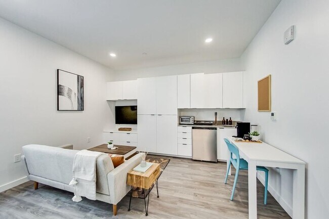Artthaus Six: New Luxury Apartment. 3 Mont... - Artthaus Six: New Luxury Apartment. 3 Mont... Unit 12-C